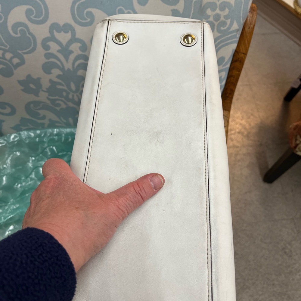 White Coach Leather Shoulder Bag with Gold Clasp - Picture 7 of 13